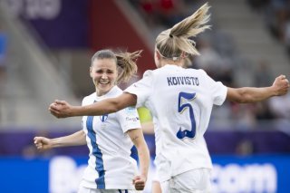 Katariina Kosola (à gauche) a inscrit le 1er but de l'Euro et offert la victoire à la Finlande KEYSTONE/ANTHONY ANEX